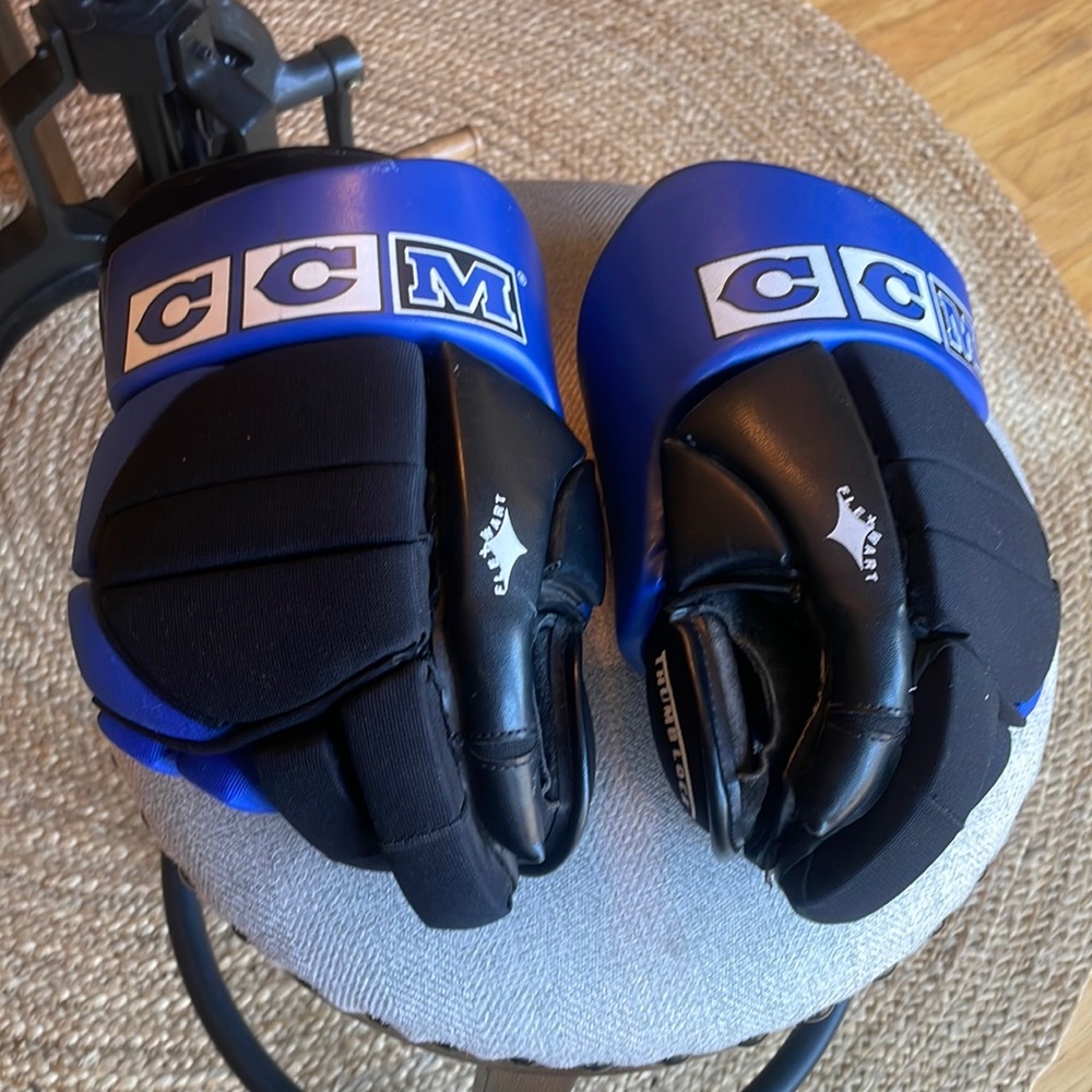{CCM} hockey gloves 14”